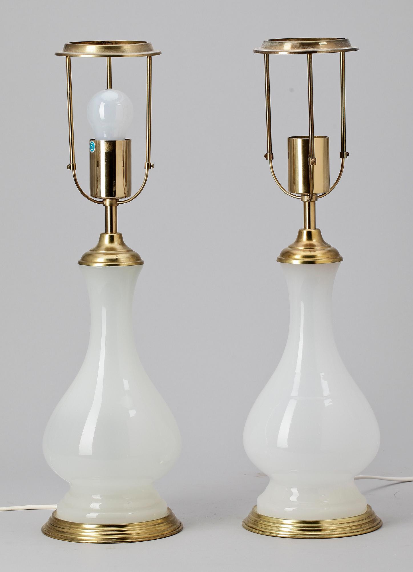 BORDSLAMPOR, ett par, glas samt mässing, troligen Italien 1900-talets mitt, inköpta på Svenskt Tenn.