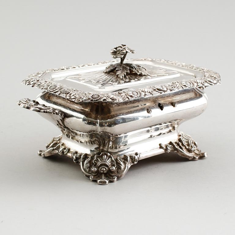 SOCKERSKRIN, silver, Gustaf Möllenborg, Stockholm 1844. Vikt ca 828 gram.