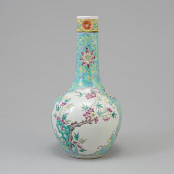 A chinese famille rose porcelain vase. Qing dynasty, Guangxu (1874-1908), with Kangxi four character mark.
