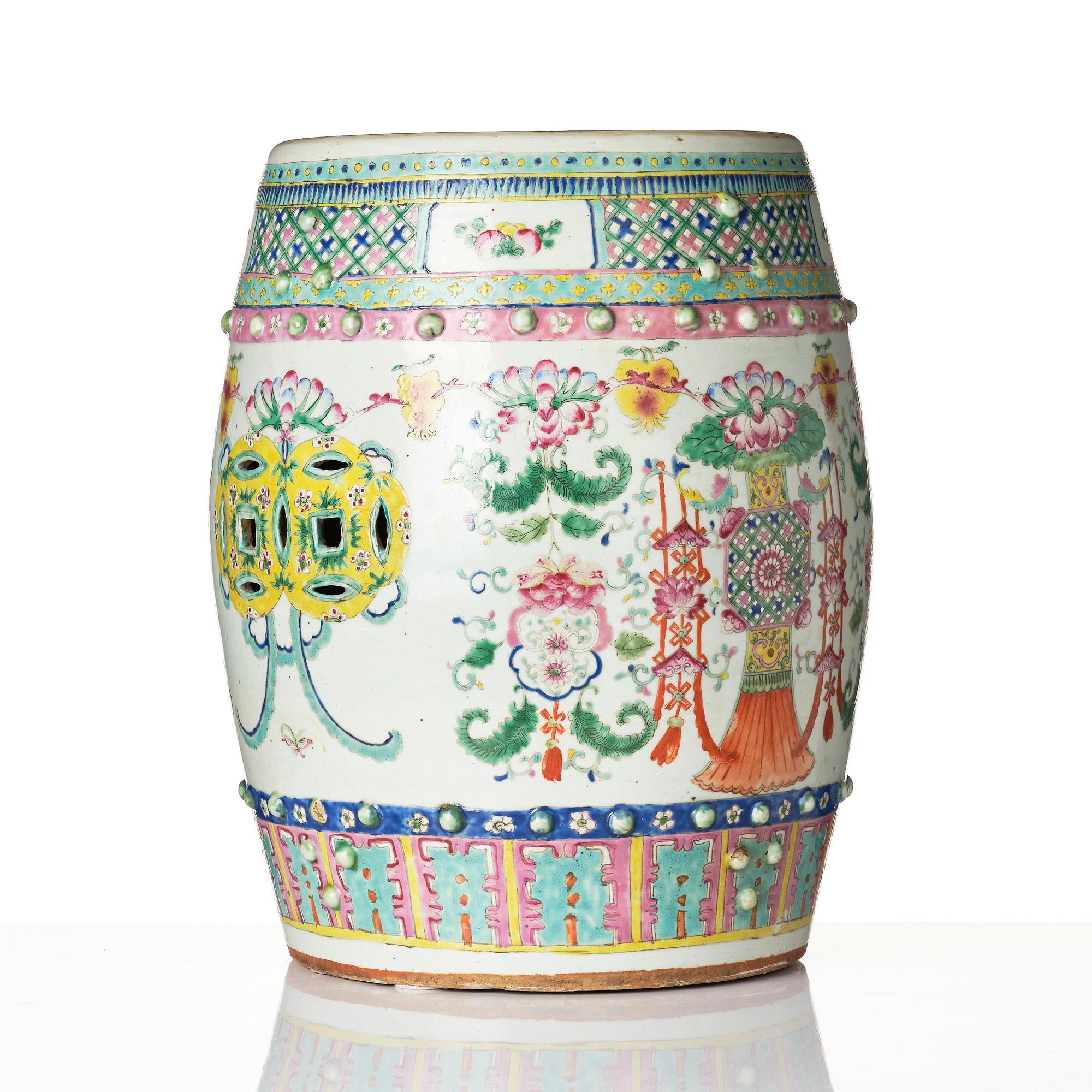 A famille rose garden seat, Qing dynasty, 19th century.