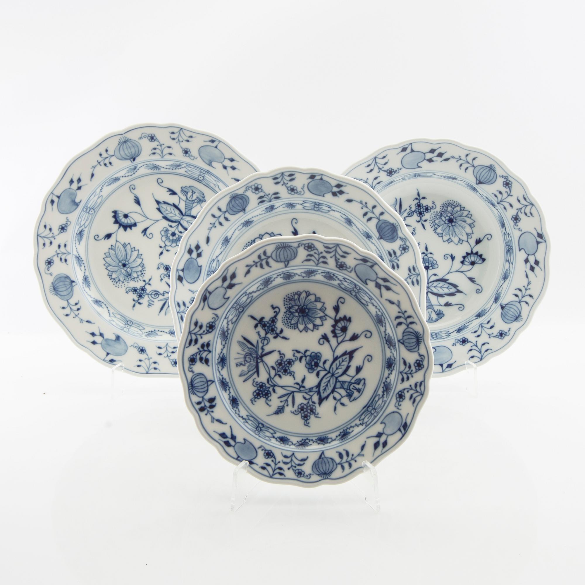 Service 89 pcs "Onion Pattern" Meissen, second half of the 20th century.