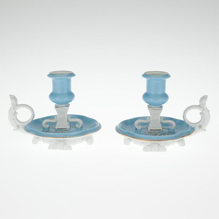 LJUSSTAKAR, ett par, porslin, M.S Kuznetsov, Dmitrov fabriken 1892-1917,  Ryssland.