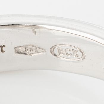 Ring 14K white gold set with round brilliant-cut diamonds.