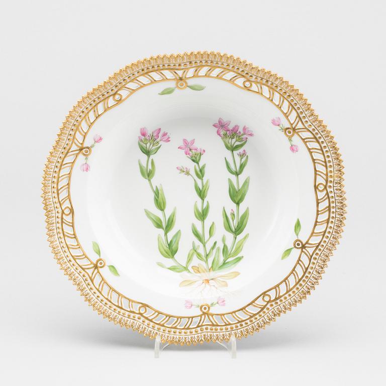 A "FLORA DANICA" PLATE, porcelain, model no 20/3547, Royal Copenhagen (1898-1923).