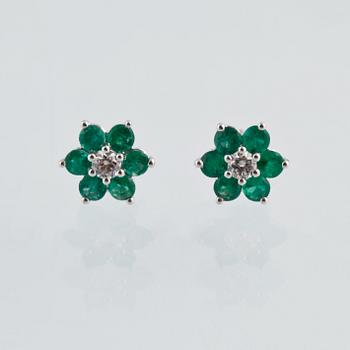 ÖRHÄNGEN, 18K vitguld med 2 briljantslipade diamanter 0.16 ct samt 12 fasettslipade smaragder 0.90 ct. Vikt 2,3 gram.