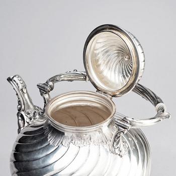Gustaf Möllenborg (Carl Teodor Feron), tekanna på rechaud, silver, Stockholm 1885. Nyrokoko.