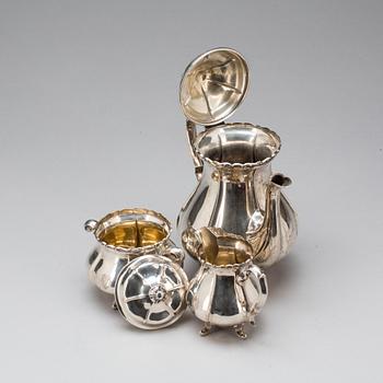 KAFFESERVIS, 3 delar, silver, rokokostil, C G Hallberg, mkring 1928. Total vikt ca 1000 g.