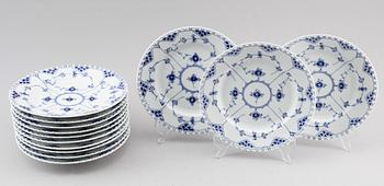 SERVISPORSLIN, 13 delar, porslin, "Musselmalet", Royal Copenhagen.