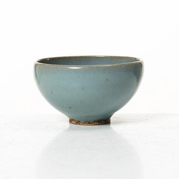 A Chinese Jun glazed bowl with a purple splash, late Qing dynasty / early 1900s.