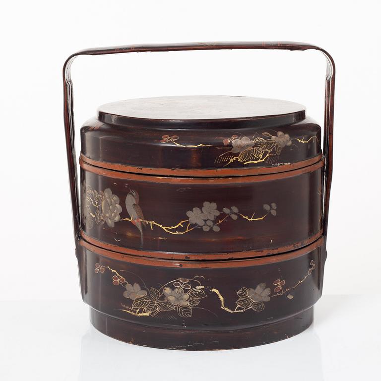 A Chinese lacquer food container, 20th century.