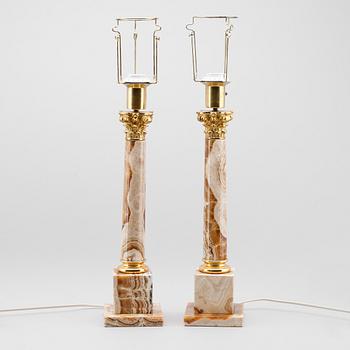 BORDSLAMPOR, 1 par, onyx och mässing, 1900-talets andra hälft.