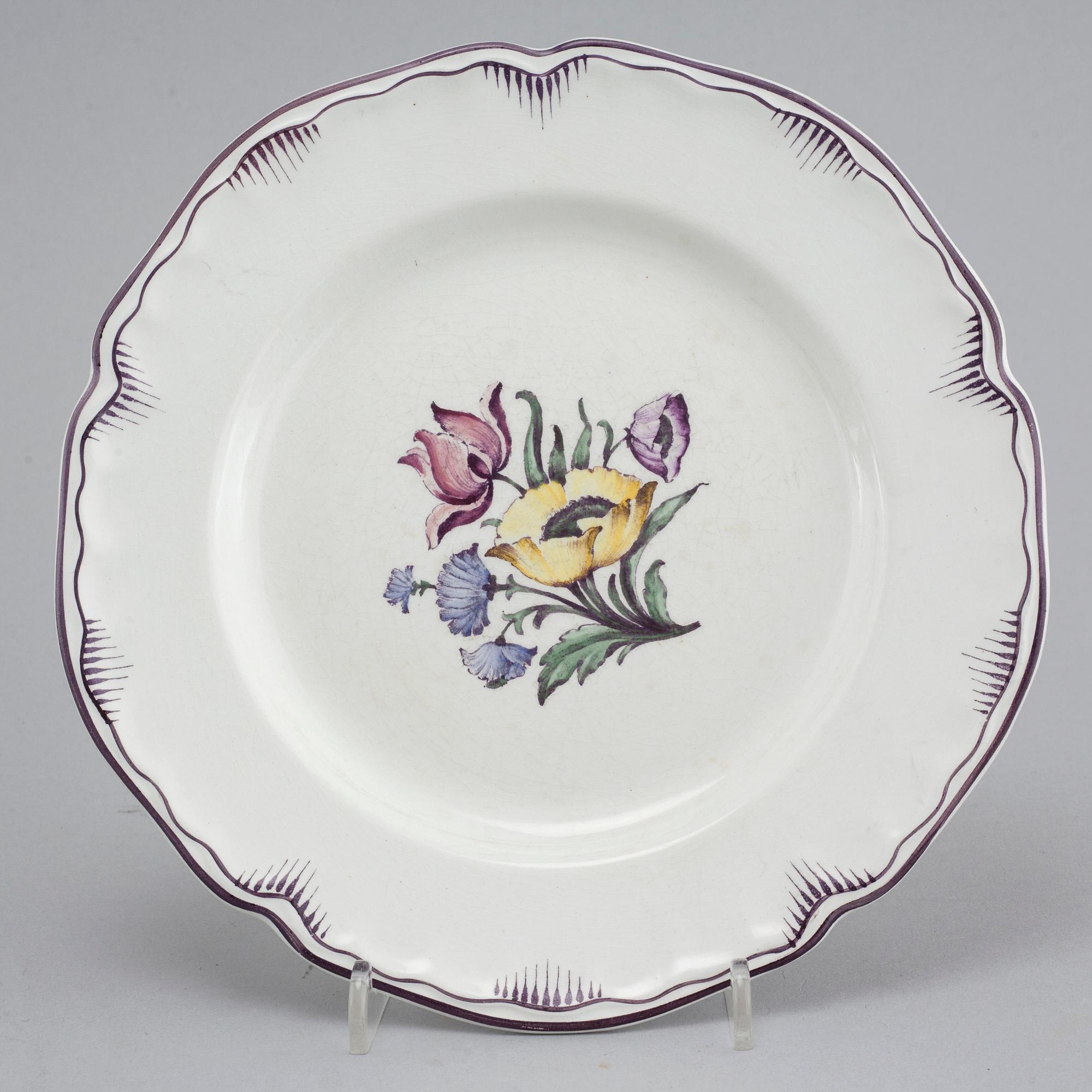 90 pieces of earthenware tableware from Rörstrand, model "Rörstrandia", 1930-56.