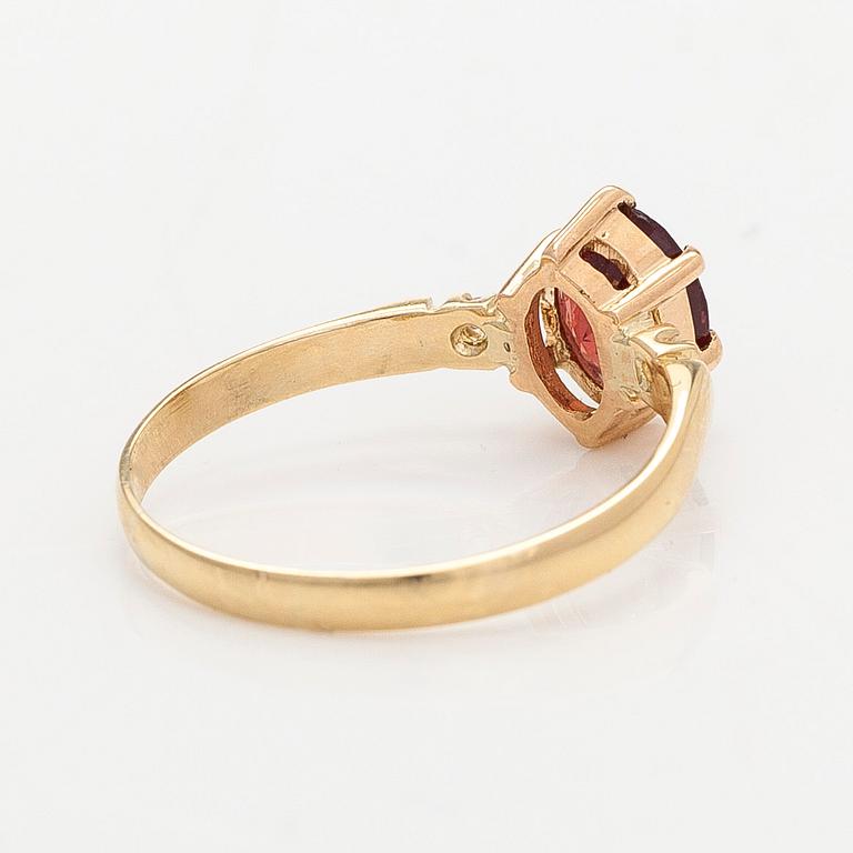 Ring, 14K guld, granat och diamanter totalt ca. 0.04 ct.