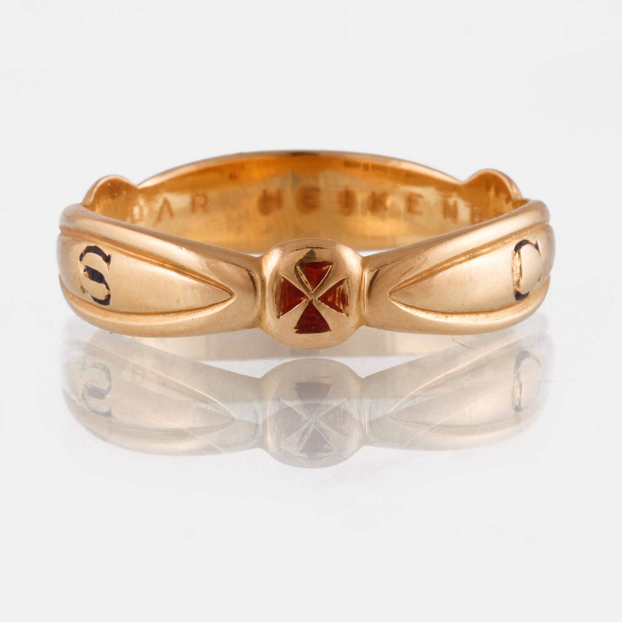 RING, 18k guld samr emalj, Sam Pettersson, Linköping, 1942. Vikt 6,2 gram.