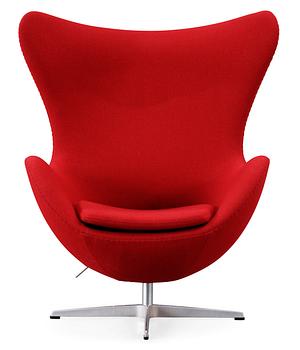 An Arne Jacobsen "Egg-Chair", Fritz Hansen, Denmark 1998, upholstered in red fabric.