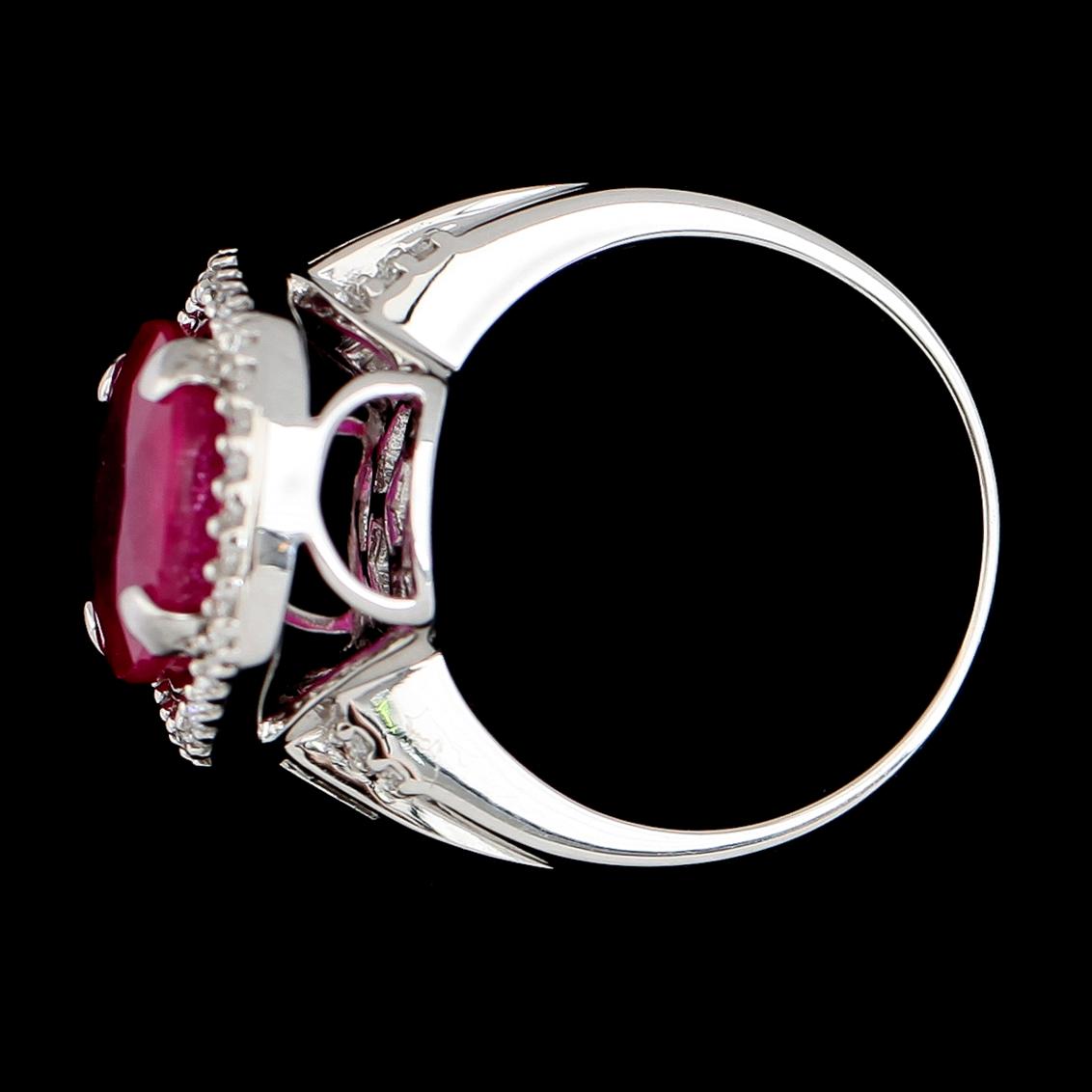 RING, 18K vitguld, rubin, briljant- och baguettslipade diamanter. Vikt ca 8 g.