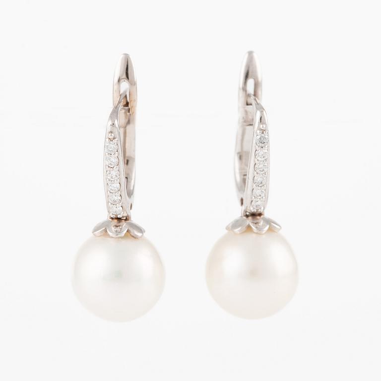 A pair of 18K gold earrings with cultured freshwater pearls.