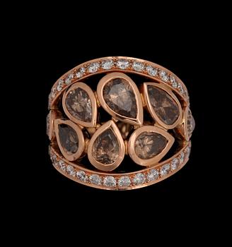 211. A drop cut brown diamond ring, 5.34 cts set with brilliant cut diamonds, tot. 1.8 ct.
