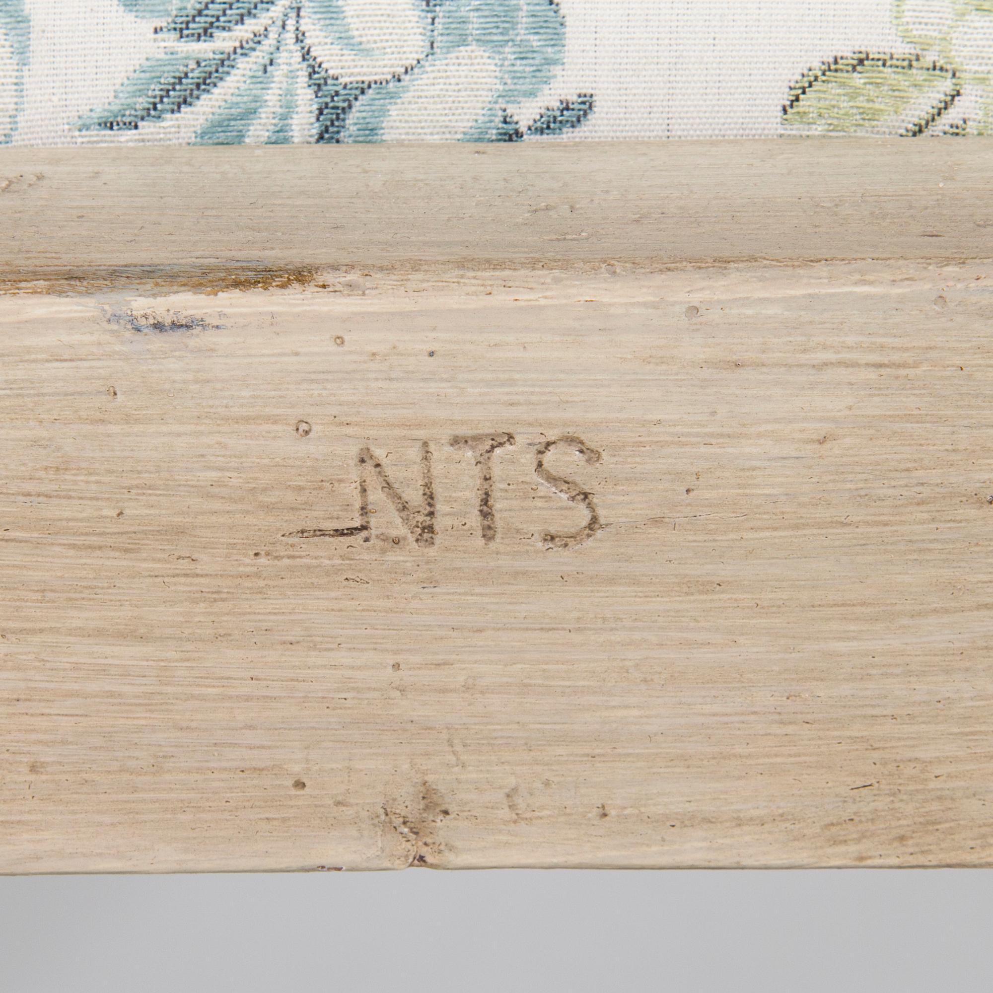 Karmstol, signerad NTS (Nils Tohrsson, Ingemanstorp, Lindome 1779-1848). Sengustaviansk.