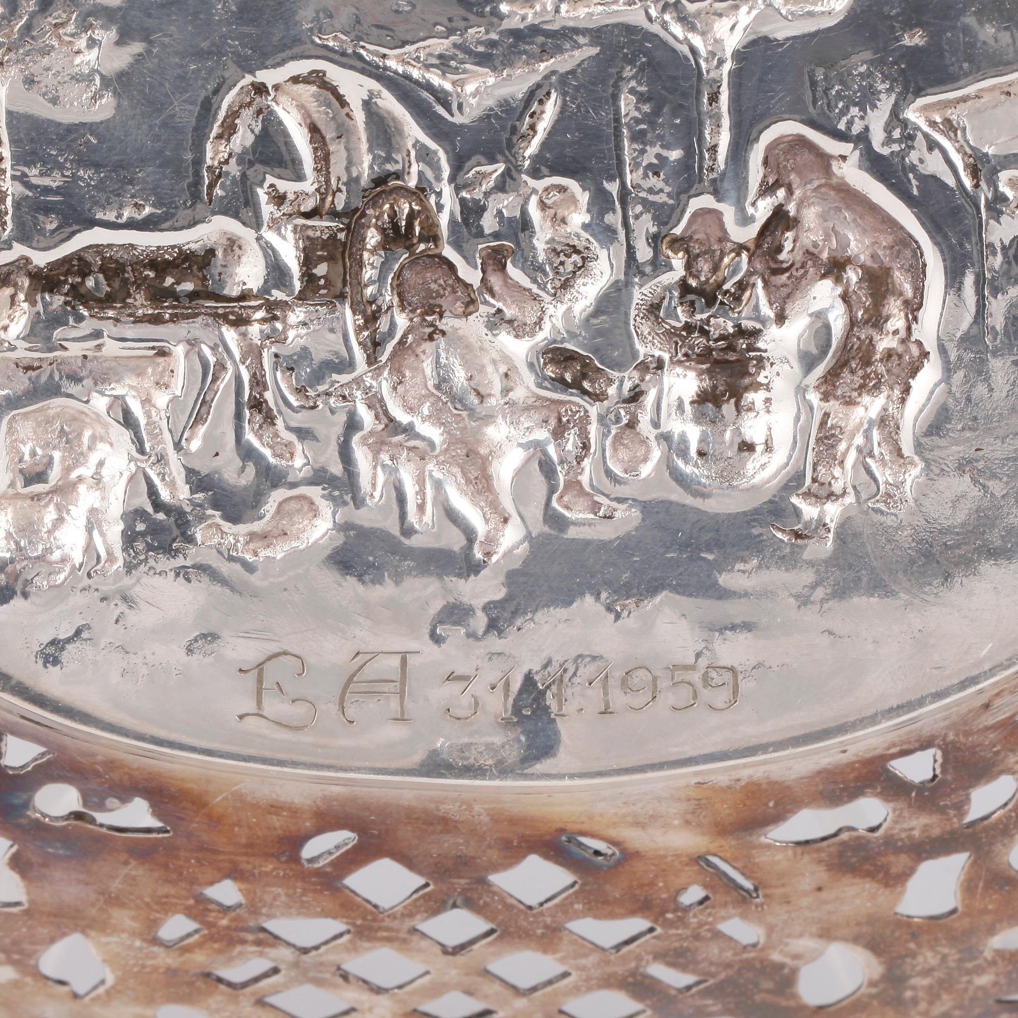 SKÅL, silver, sannolikt Tyskland, omkr år 1900. Vikt ca 485 gram.