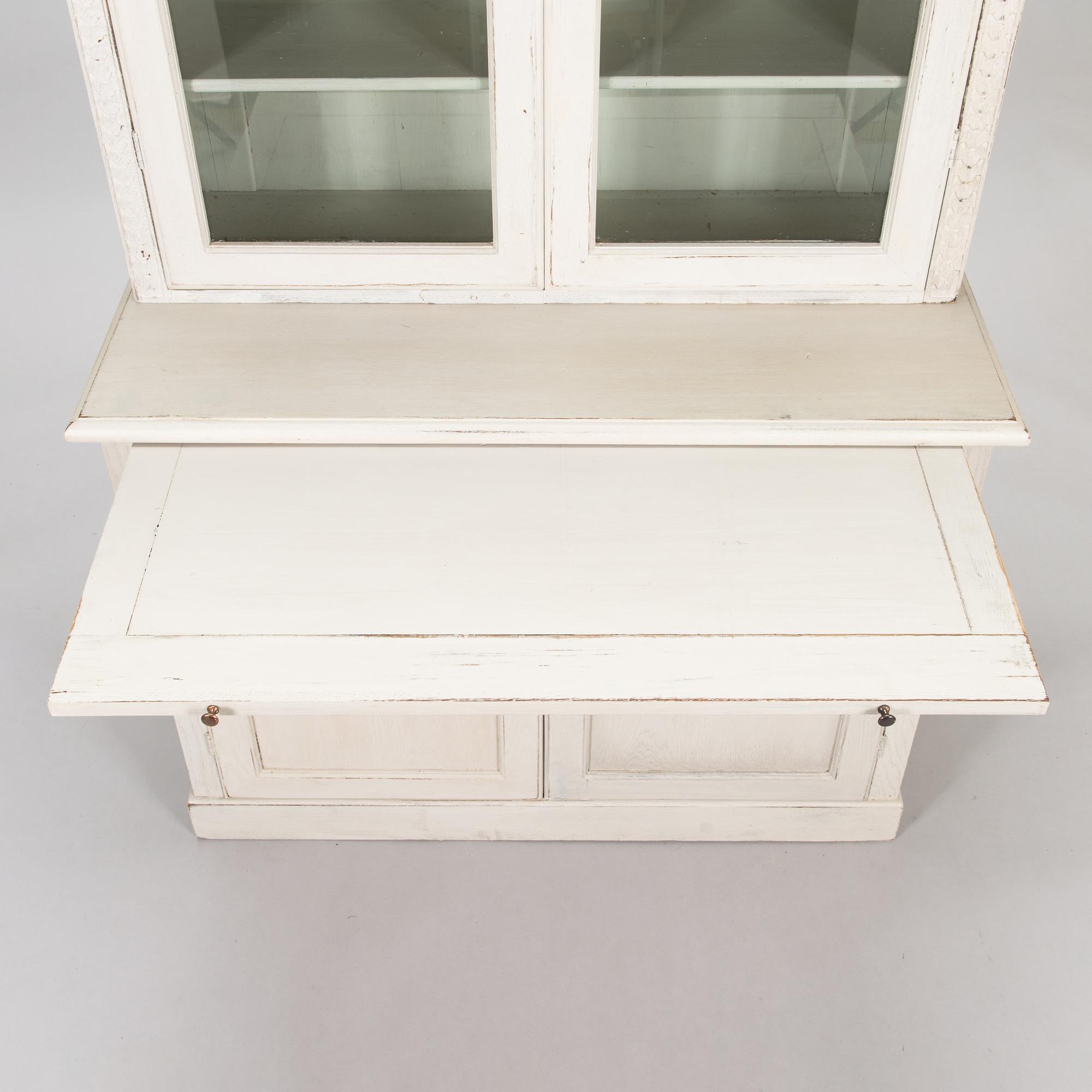 Vitrinskåp, sekelskiftet 1900.