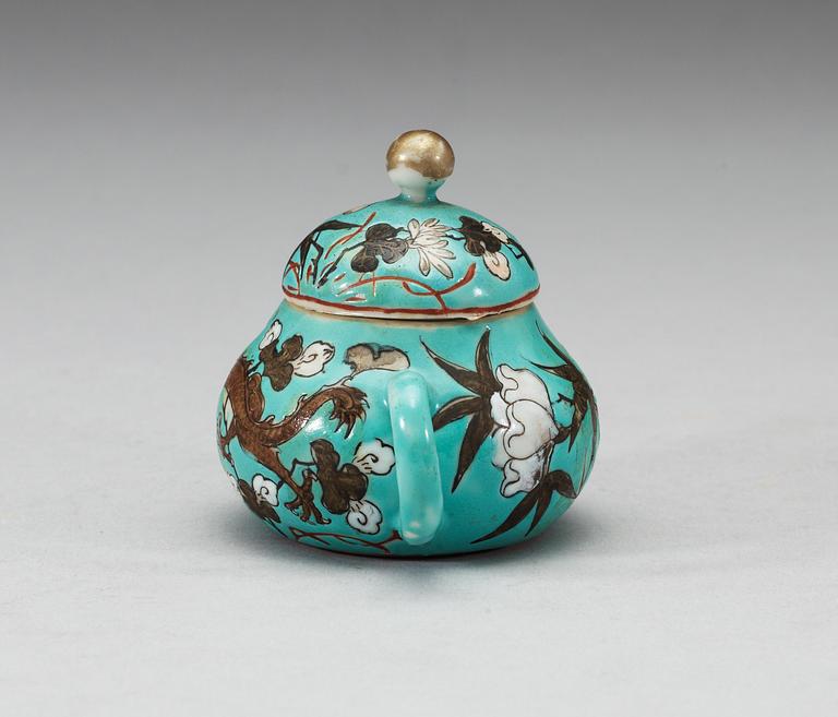 A small pot with cover, late Qing dynasty.