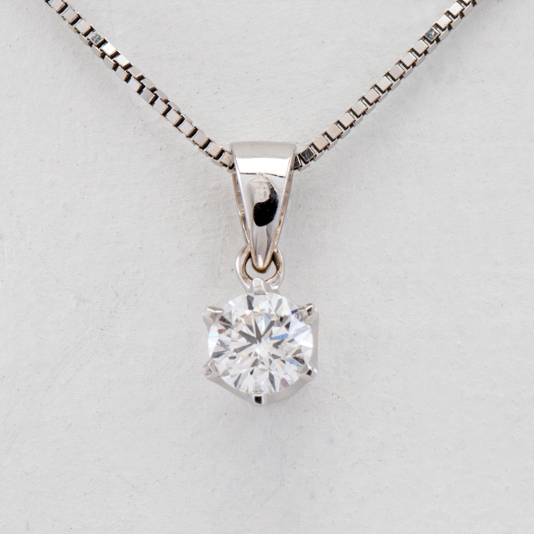 Halsband 18K vitguld med en rund briljantslipad diamant.