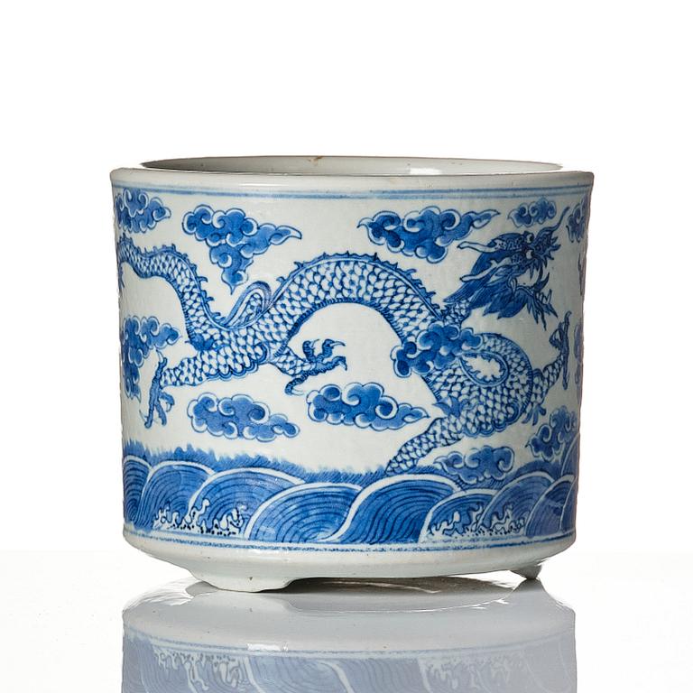 A blue and white censer, late Qing dynasty.