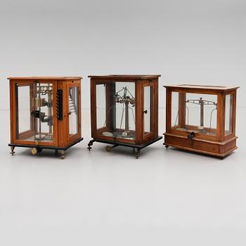 APOTEKSVÅGAR, mässing, 3 st, tidigt 1900-tal.