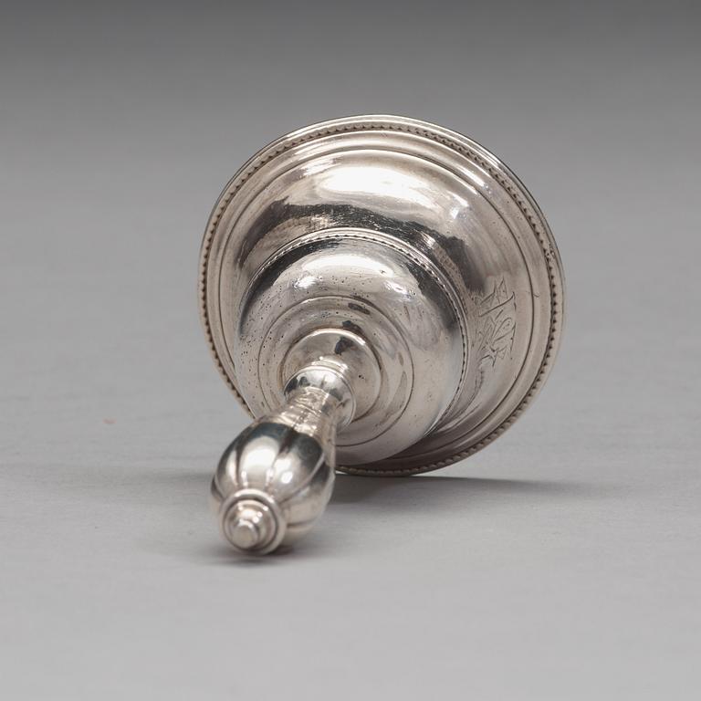 An English 18th century silver tabel bell, mark of T Phipps & E Robinsson, London 1784.