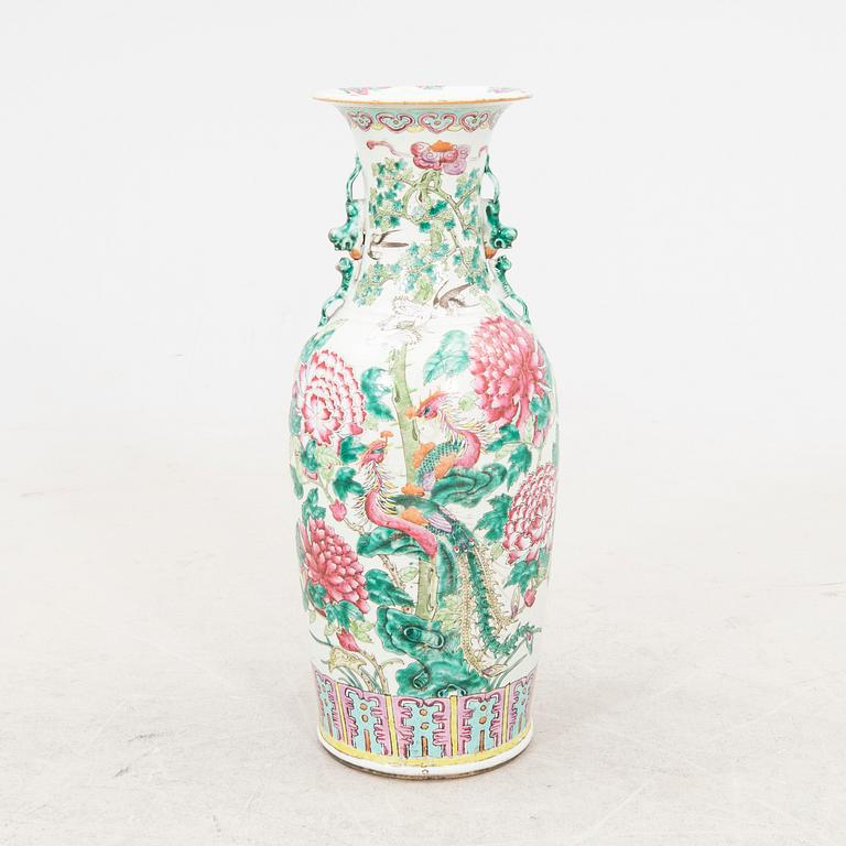 A Chinese porcelain vase later part of the 19th century.