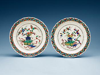 1659. TALLRIKAR, ett par, porslin. Qing dynastin, Kangxi (1662-1722).