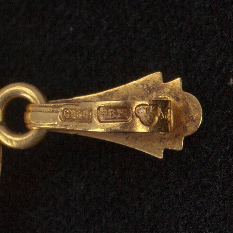 MEDALJONG, guld 18K samt pärlor, Gustaf Dahlberg, Malmö 1887. Tot. vikt ca 15,9 g.