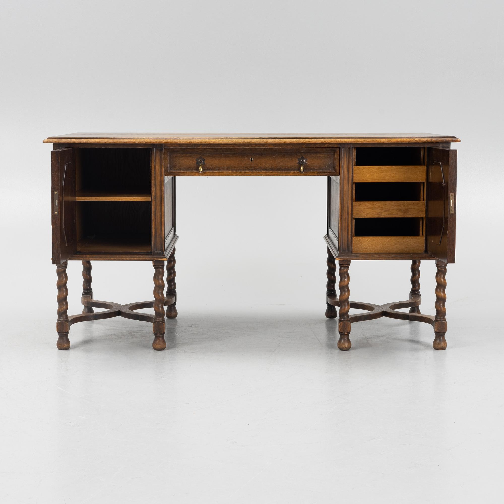 Skrivbord, modell "Boldvin", Nordiska Kompaniet, daterat 1924.