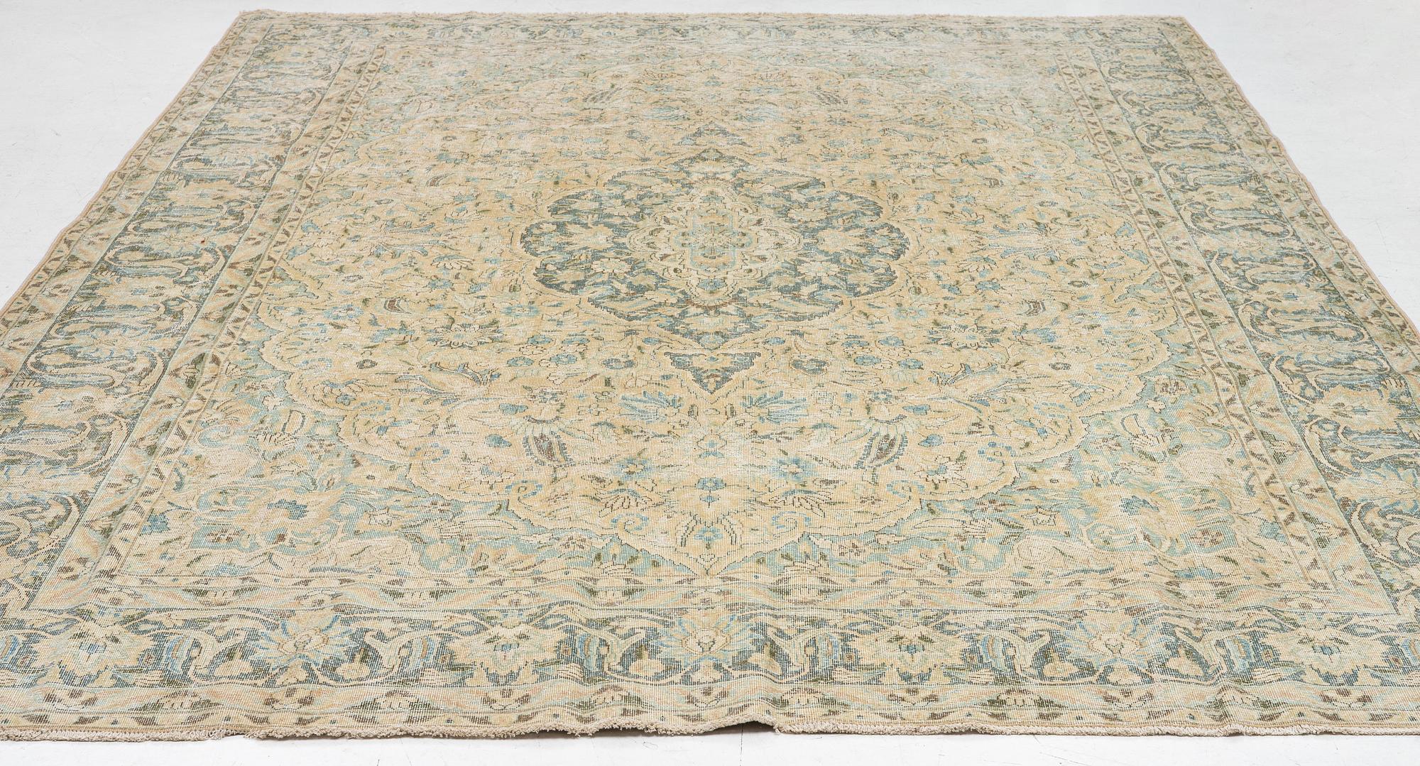 Vintage rug, approx. 380 x 288 cm.