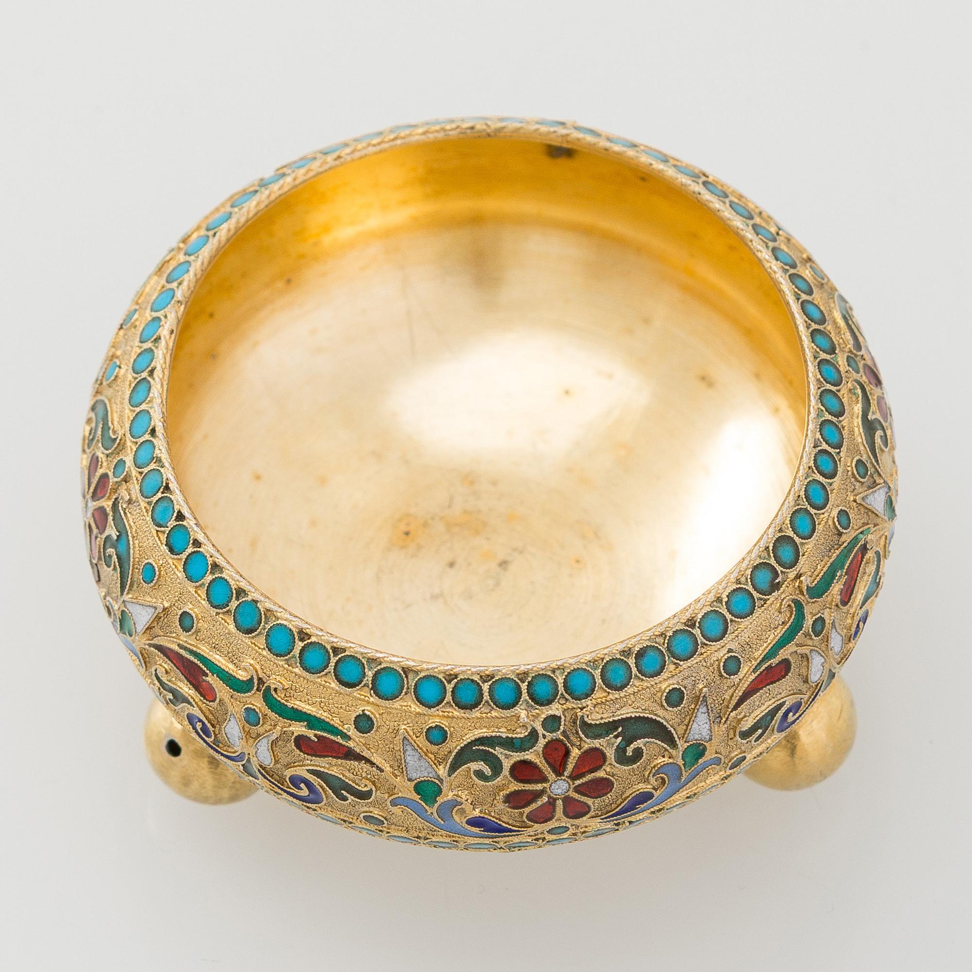 Saltkar, cloisonné-emalj, förgyllt silver, Moskva 1896. Oidentifierad mästare.