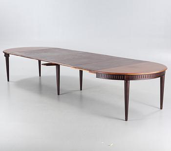 A late 20th century dining table.