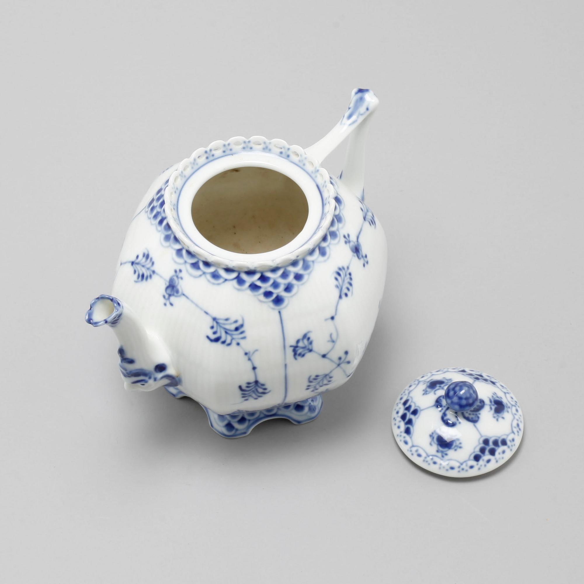 A set 38 pieces of Royal Copenhagen porcelain named "Musselmalet".