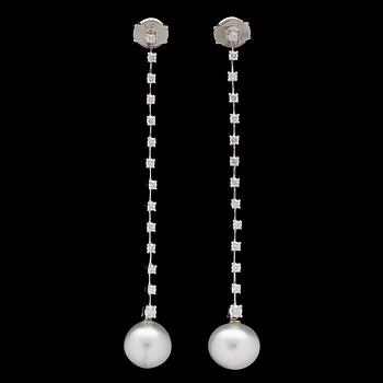 722. A pair of cultured South sea pearl and brilliant cut diamond earrings, tot. 0.60 cts.