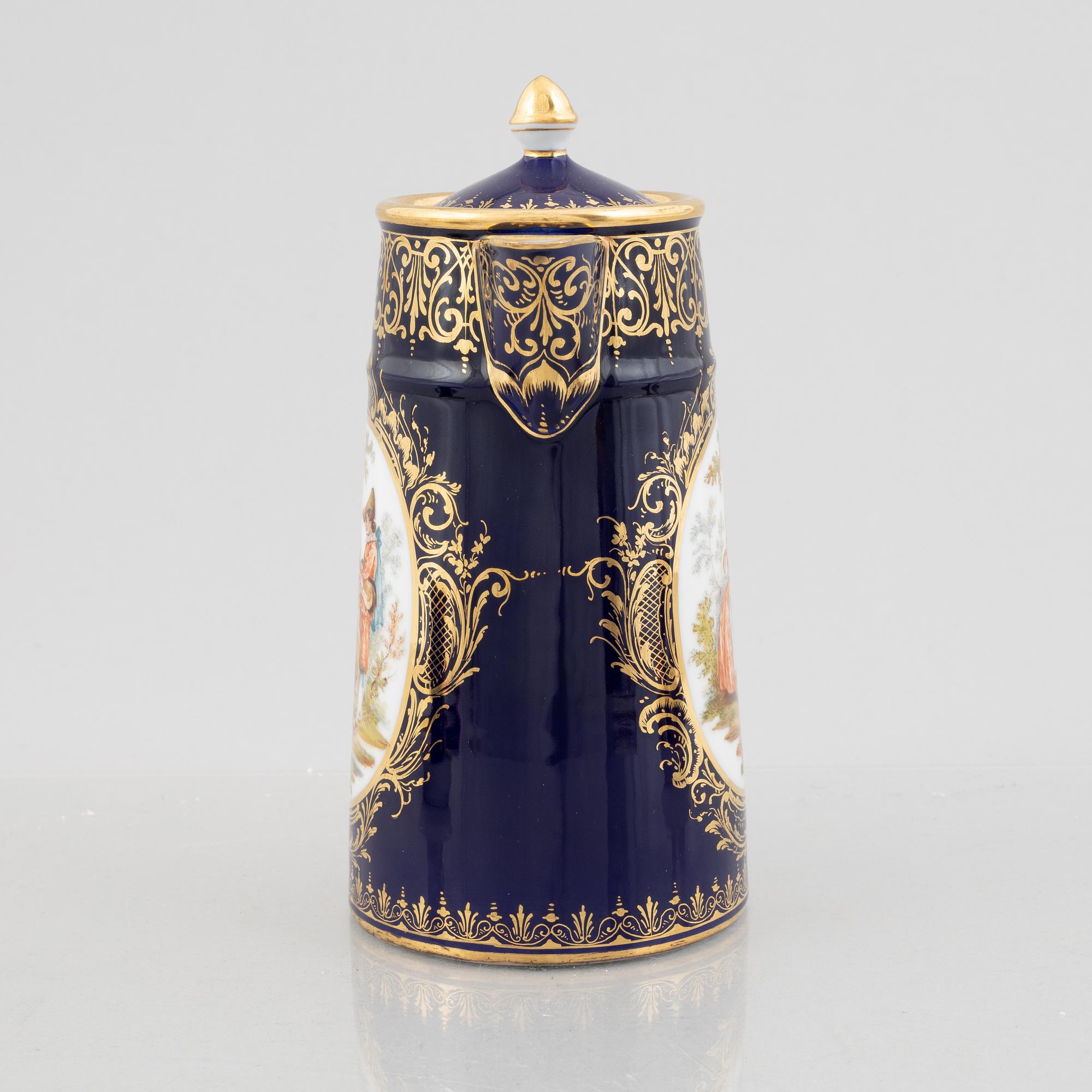 A porcelain coffee pot with a pair of cups with saucers, second half of the 19th century.