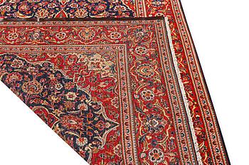 A Kashan carpet, c. 305 x 200 cm.