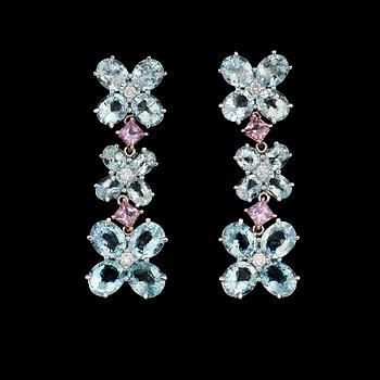 ÖRHÄNGEN, 1 par, 18K vitguld, diamanter tot ca 0.14 ct, rosa safirer tot ca 0.64 ct, akvamariner tot ca 7.05 ct.