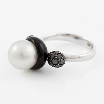 Ring 18K vitguld med en odlad Söderhavspärla och svarta diamanter och emalj, Autore.