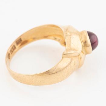 Ring 18K gold with cabochon-cut red synthetic stone.