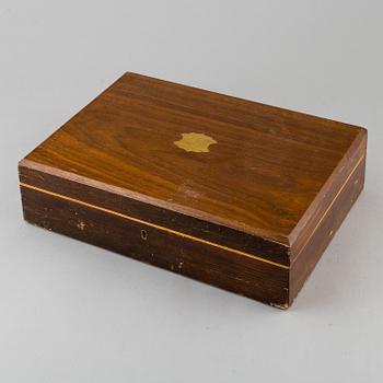 JOSEPH ELLIOT & SONS, bestickuppsättning i träschatull, bl.a. nysilver, omkring 1900.