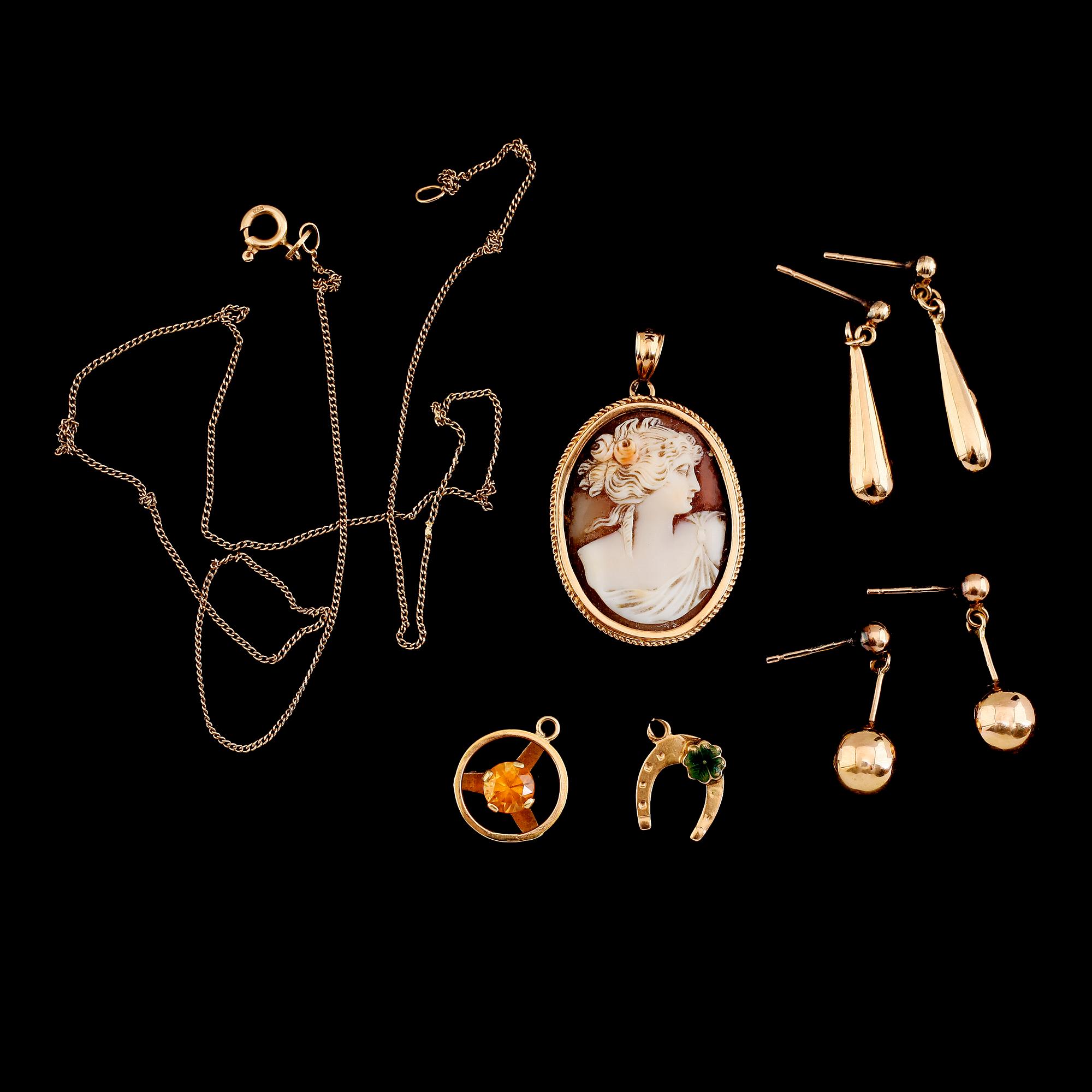 SAMLING SMYCKEN, 5 delar, 18K guld, 1900-talets andra hälft. Total vikt med kamé ca 10 g.