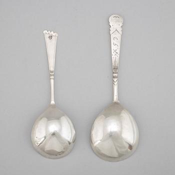 Skedar, 2 st, silver, en möjligen Trondheim 1600-tal, ostämplad. En möjligen Bergen 1600-tal, mästarstämpel ILM.