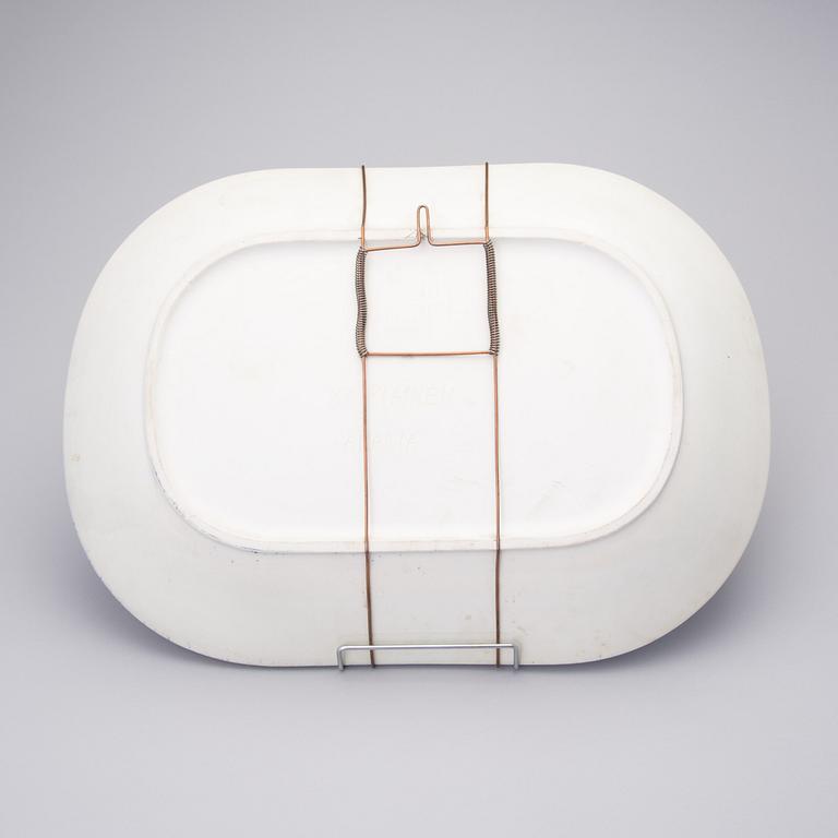 BIRGER KAIPIAINEN, A CERAMIC DISH. Pansy fountain. Signed Kaipiainen, Arabia. Late 1970s.