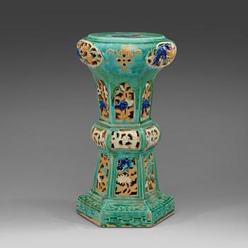 1656. PALL/PIDESTAL, stengods. Qing dynastin, 1800-tal.