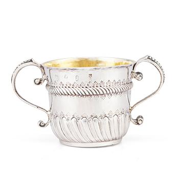 181. William Andrews, porringer, silver, London 1697-98. Barock.